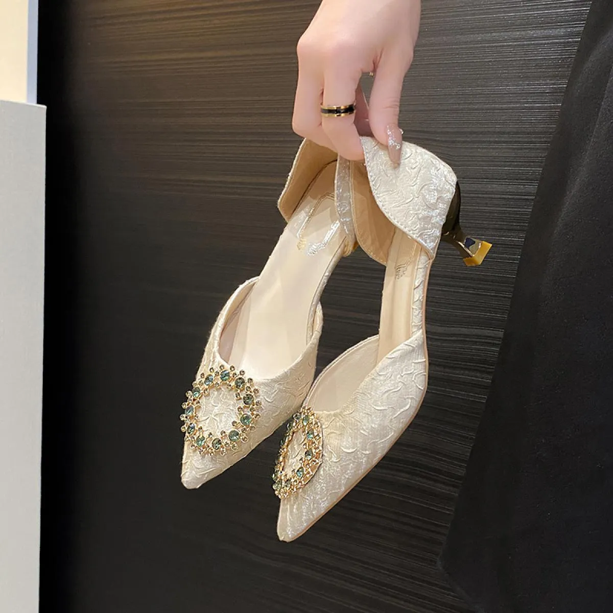 2023 New Punta a punta Tacchi alti Tacco sottile Bocca superficiale Scarpe da sposa in cristallo Fibbia quadrata Scarpe singole