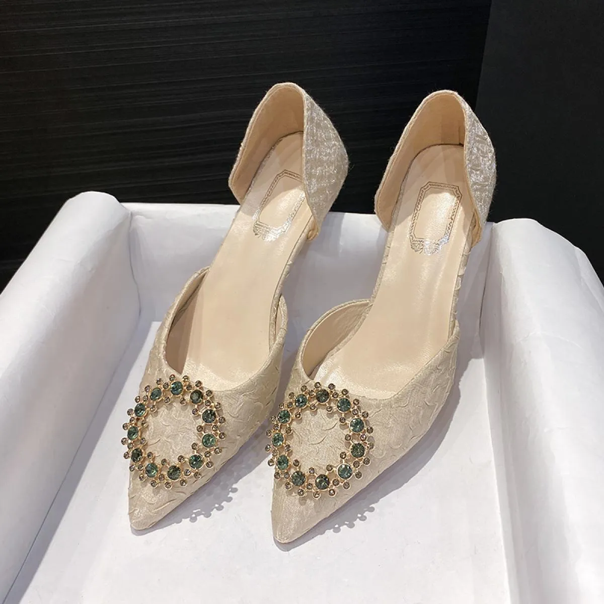 2023 New Punta a punta Tacchi alti Tacco sottile Bocca superficiale Scarpe da sposa in cristallo Fibbia quadrata Scarpe singole