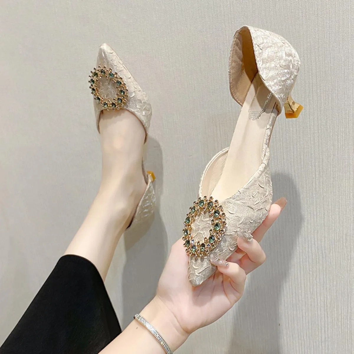 2023 New Punta a punta Tacchi alti Tacco sottile Bocca superficiale Scarpe da sposa in cristallo Fibbia quadrata Scarpe singole