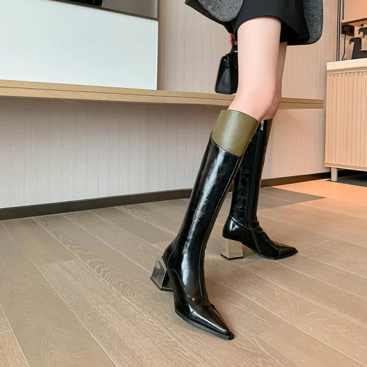 2024 Stivali alti al ginocchio in vera pelle da donna di marca 2024 Stivali lunghi caldi da moto con tacco basso Scarpe da donna
