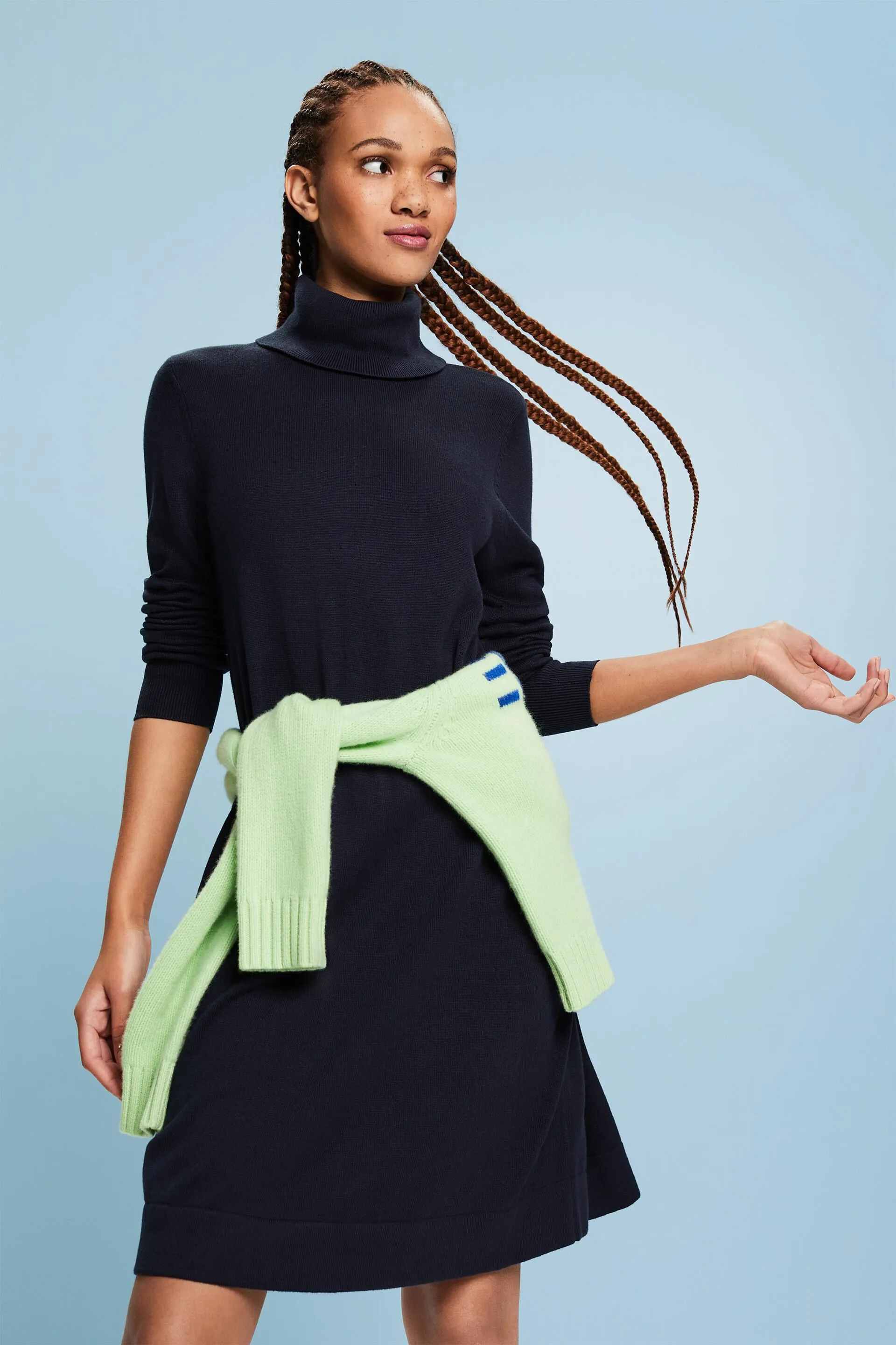 Abito mini in maglia con collo a tartaruga