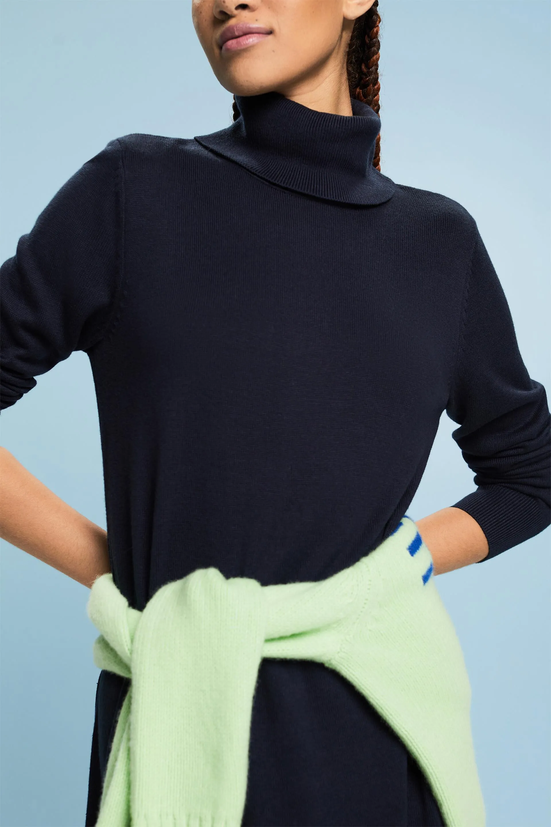 Abito mini in maglia con collo a tartaruga