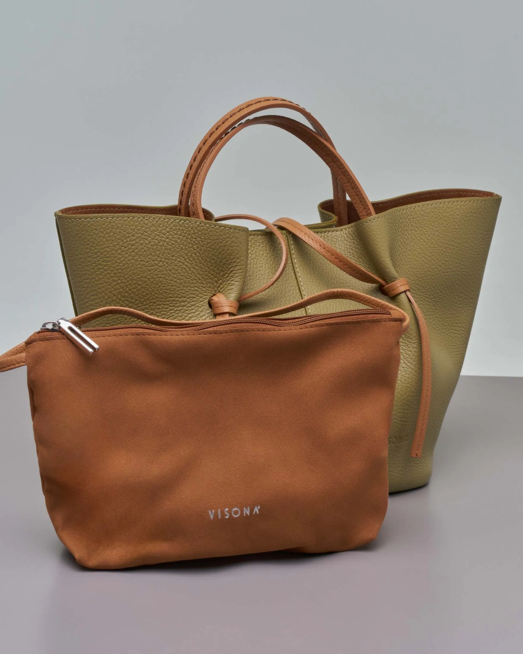 Borsa a mano verde oliva in pelle martellata con manici a contrasto e pochette color cuoio