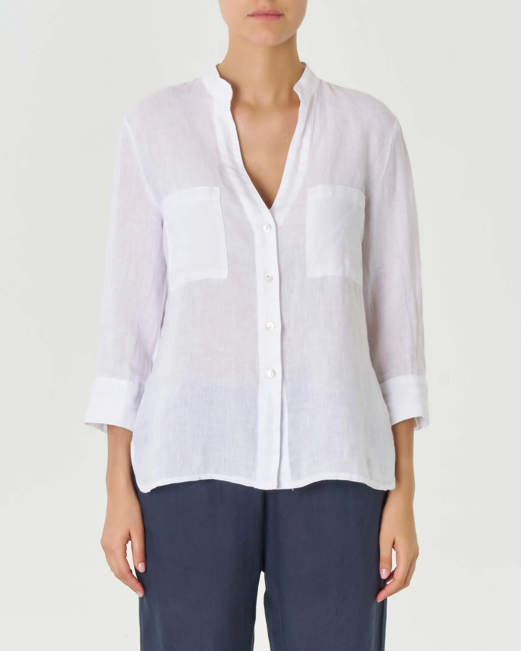 Camicia bianca in lino apertura a V sul colletto alla coreana e doppia tasca frontale