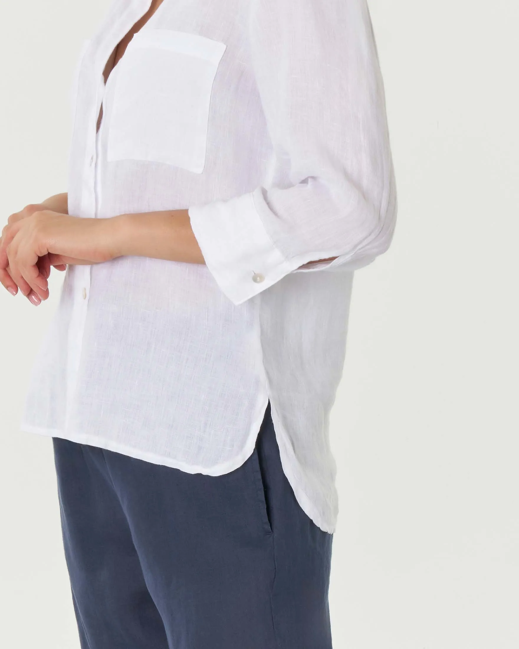 Camicia bianca in lino apertura a V sul colletto alla coreana e doppia tasca frontale