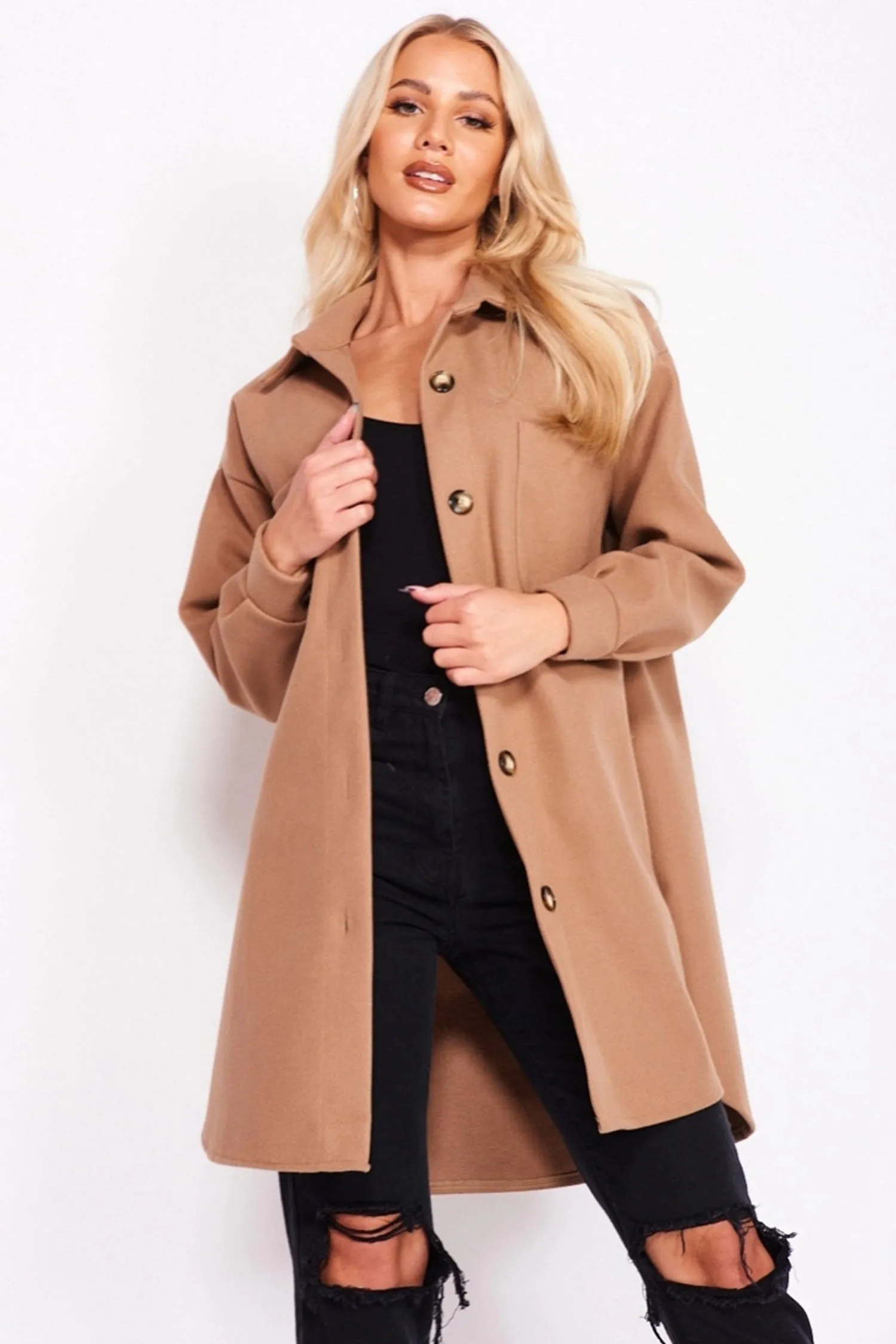 Cappotto beige con bottoni