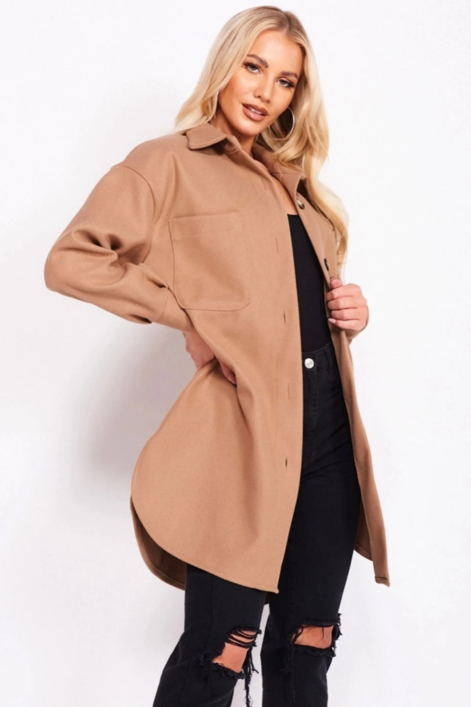 Cappotto beige con bottoni