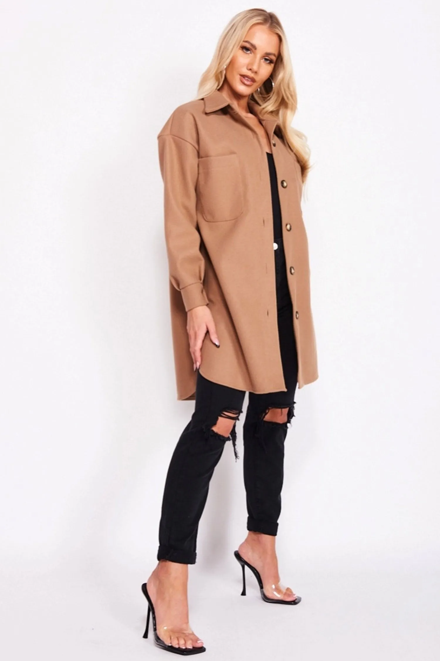 Cappotto beige con bottoni