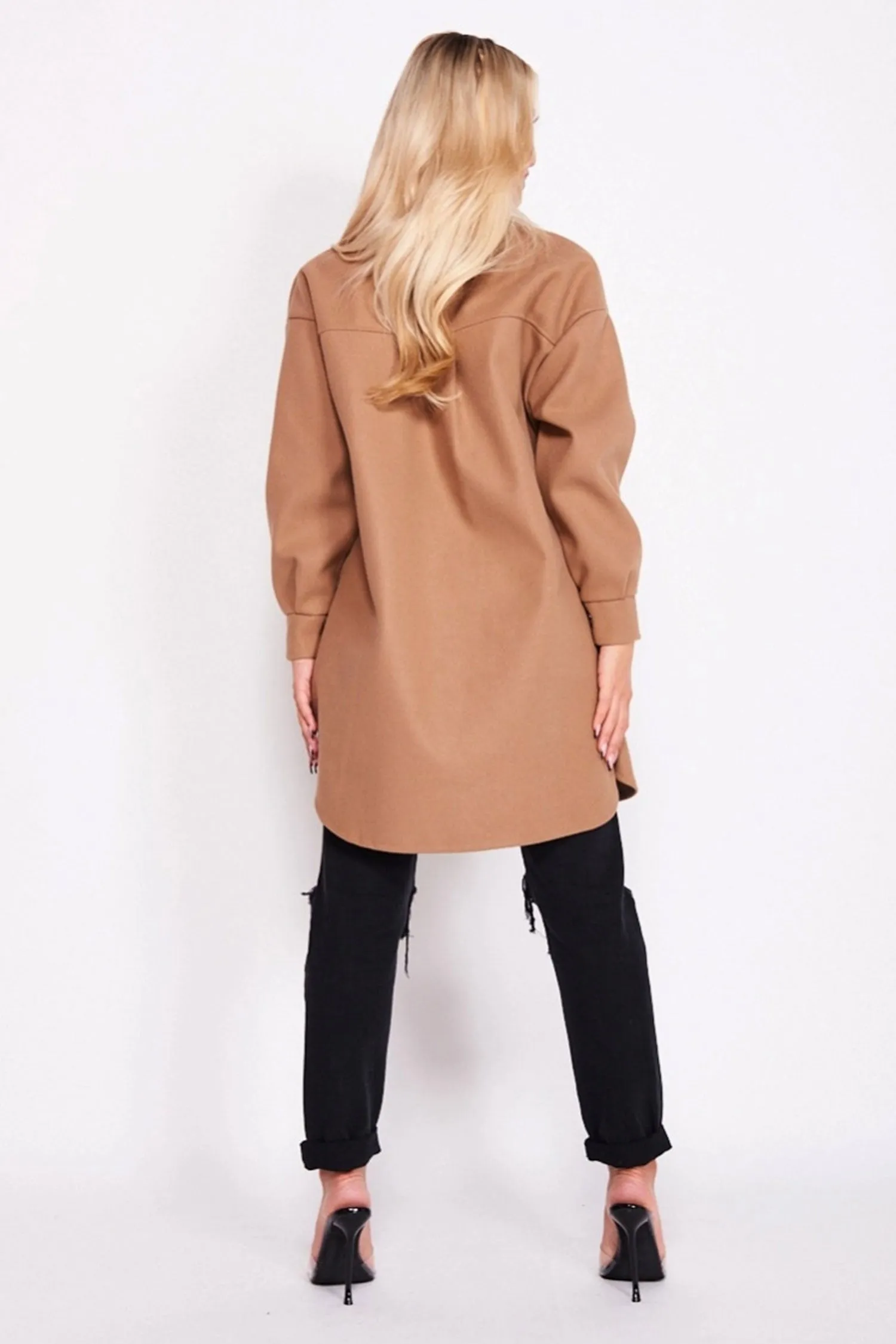 Cappotto beige con bottoni
