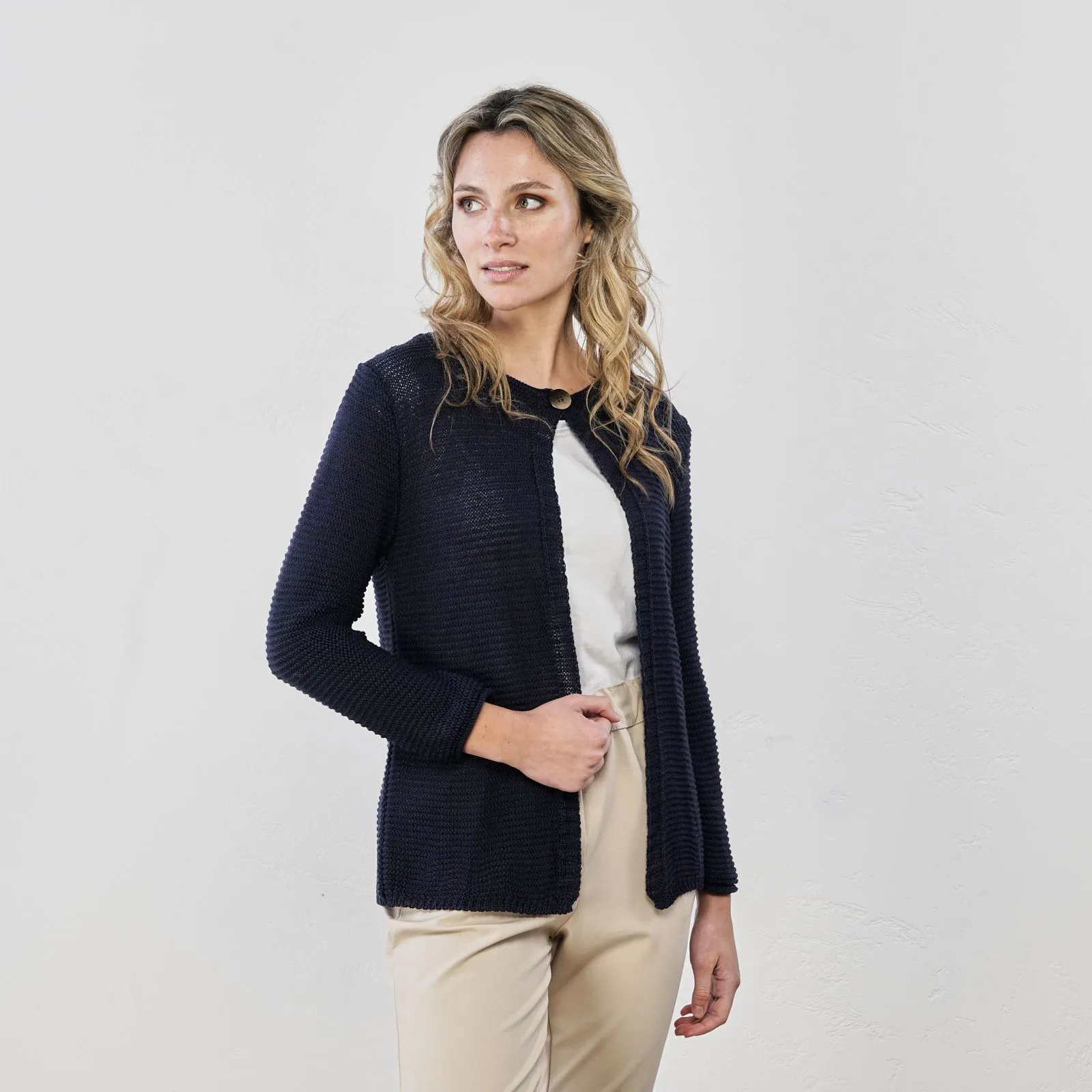 Cardigan blu scuro con maniche lunghe e bottone