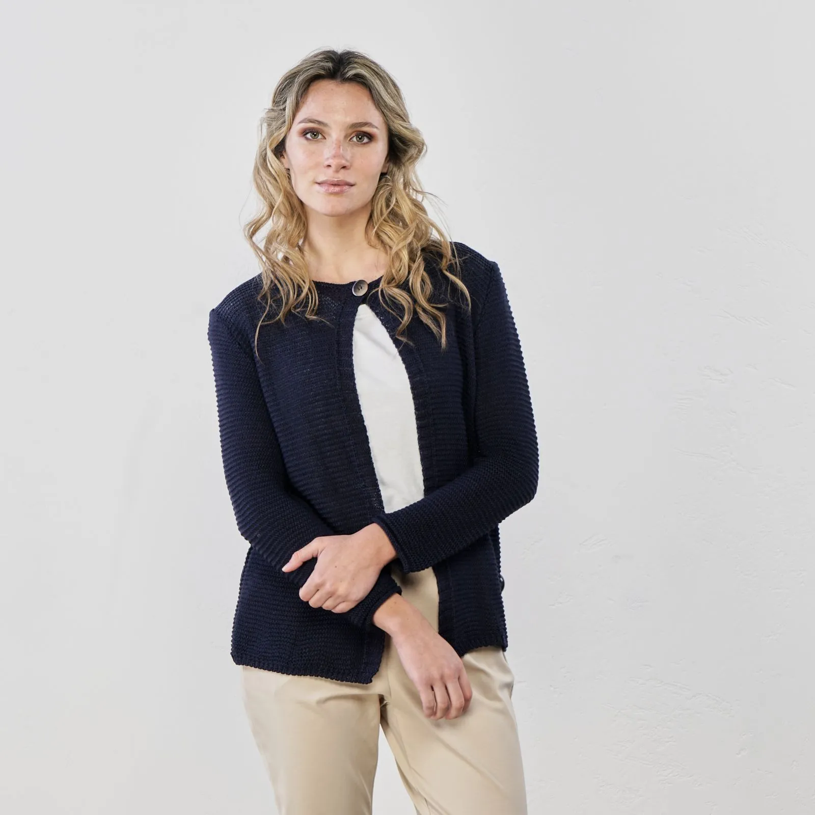 Cardigan blu scuro con maniche lunghe e bottone