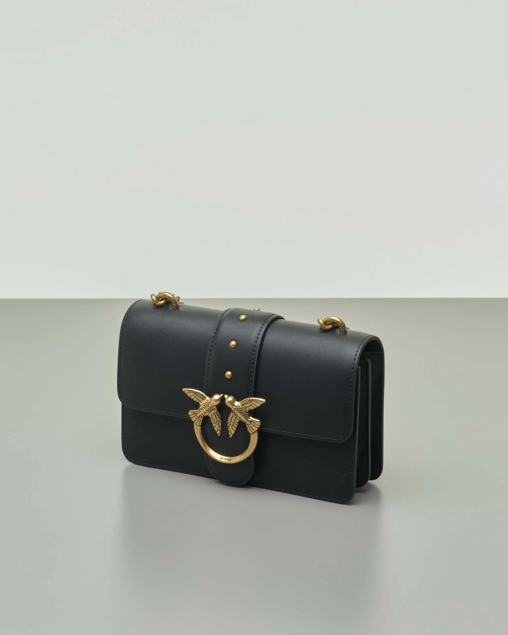 Classic Mini Love Bag Icon nera in pelle liscia con fibbia Love Birds e tracolla regolabile dorata
