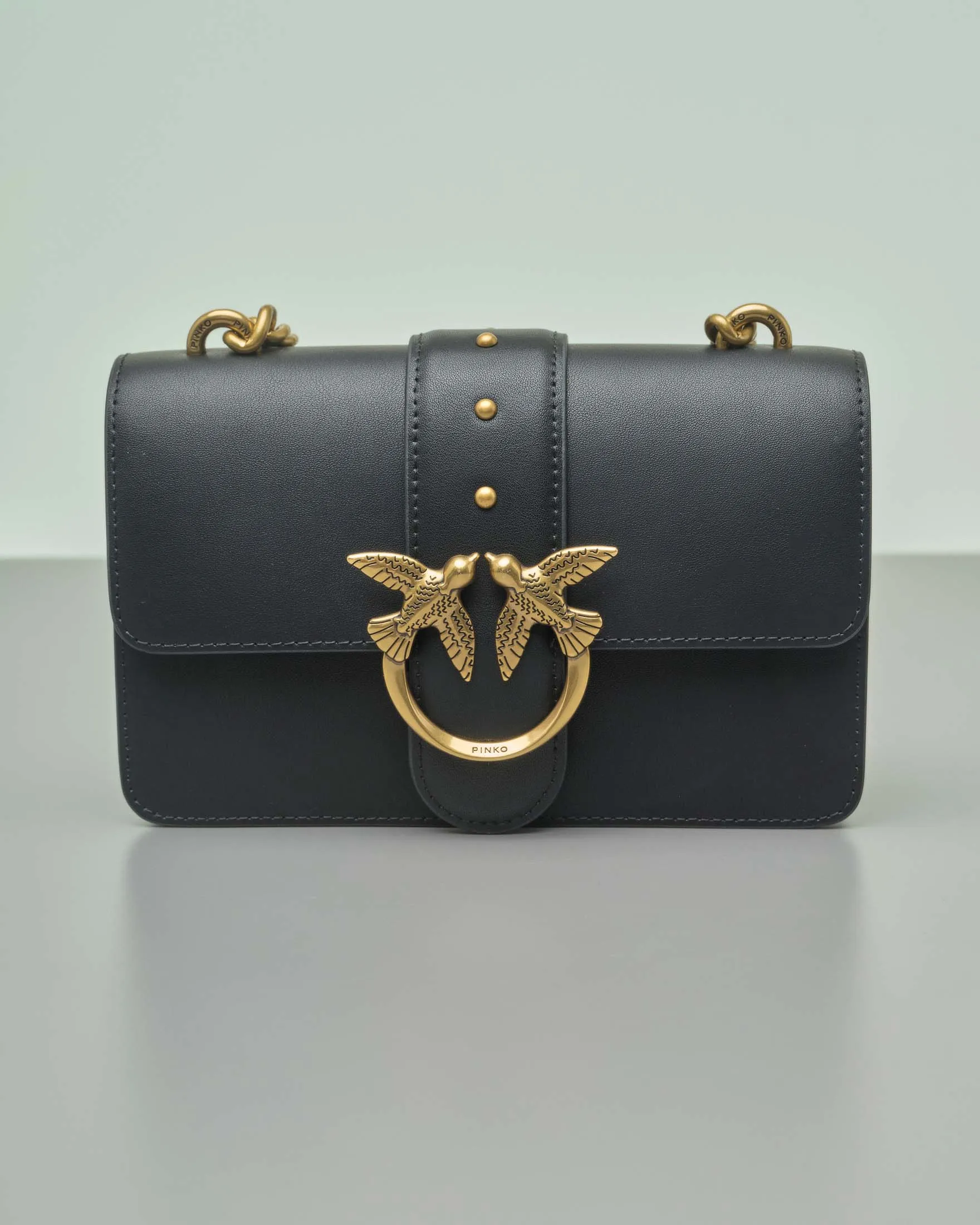 Classic Mini Love Bag Icon nera in pelle liscia con fibbia Love Birds e tracolla regolabile dorata