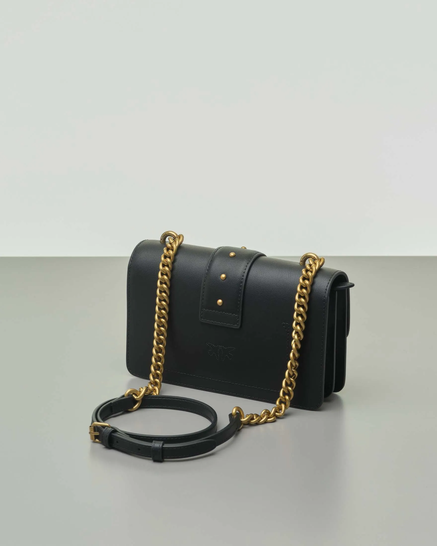 Classic Mini Love Bag Icon nera in pelle liscia con fibbia Love Birds e tracolla regolabile dorata