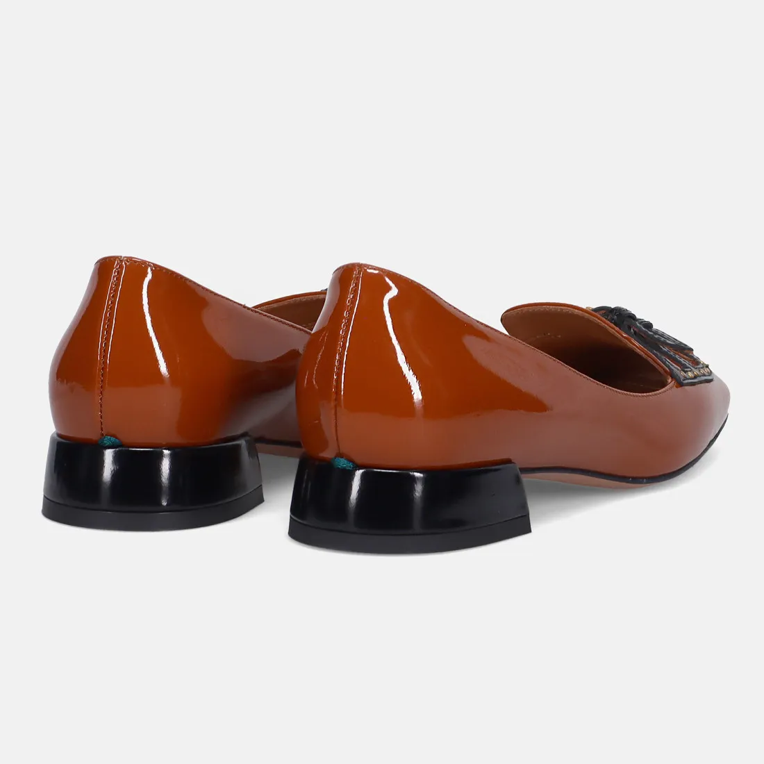 Elegante mocassino A.Bocca in vernice cuoio con fibbiette