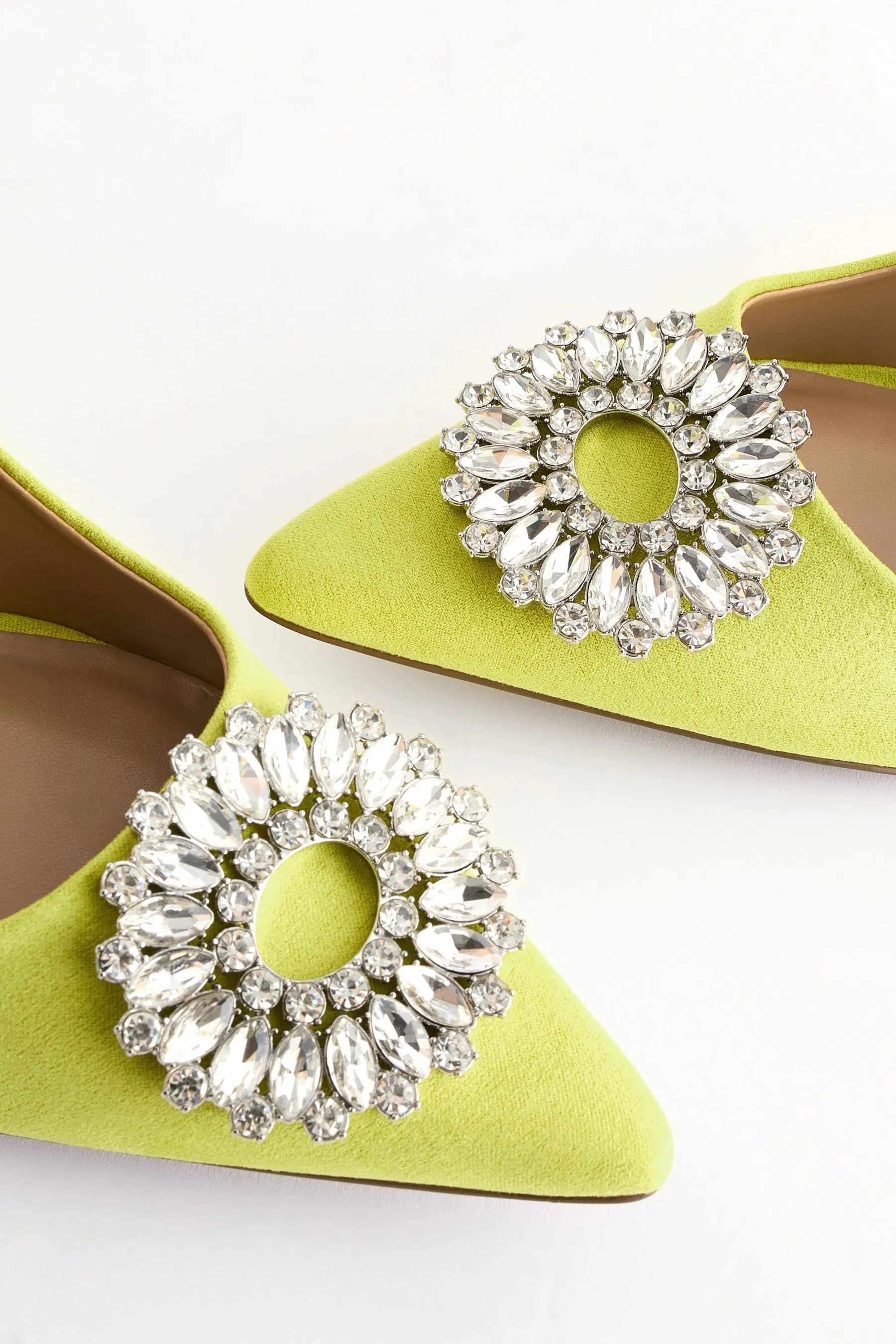 Forever Comfort - Scarpe con tacco a rocchetto e finiture con gioielli