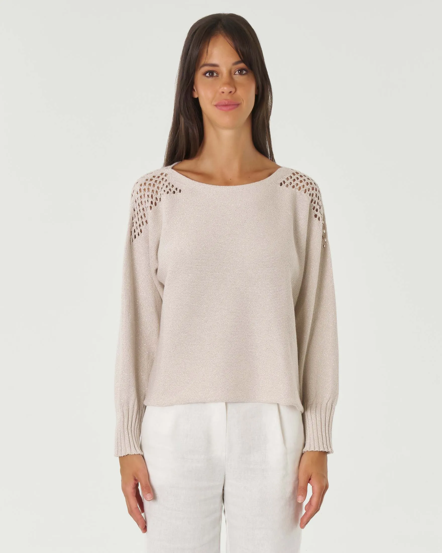 Maglia beige in cotone e lurex con scollo a barca e motivo traforato sulle spalle