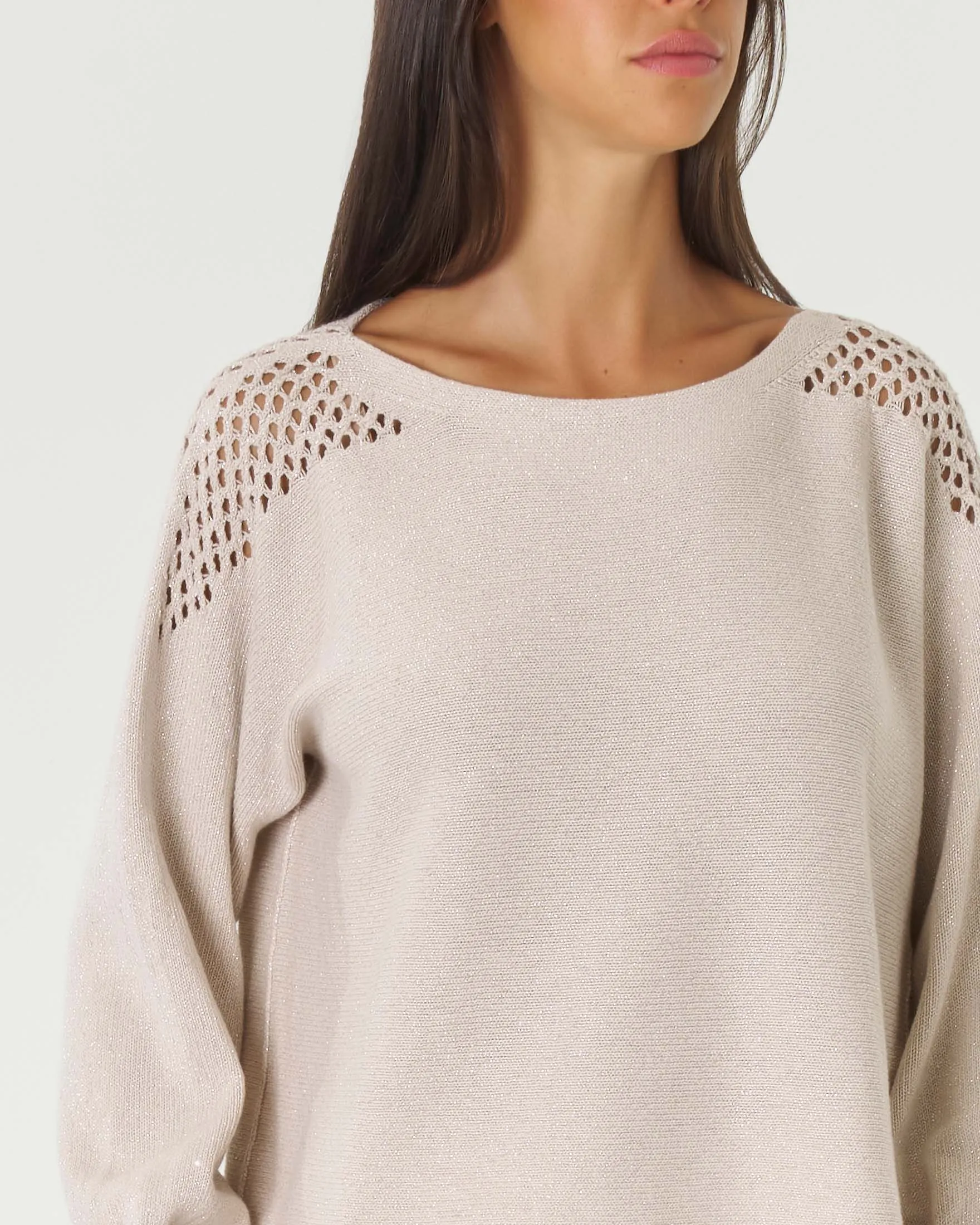 Maglia beige in cotone e lurex con scollo a barca e motivo traforato sulle spalle