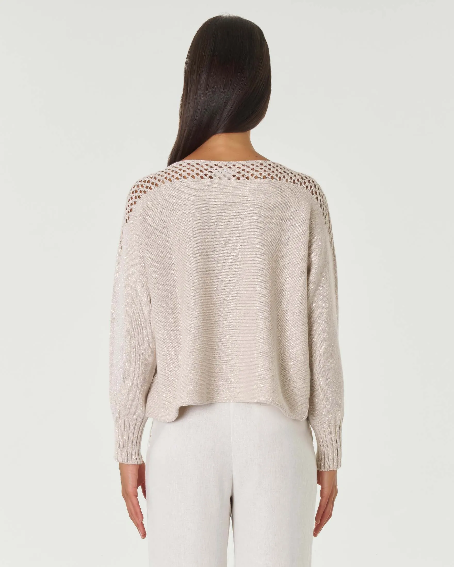 Maglia beige in cotone e lurex con scollo a barca e motivo traforato sulle spalle