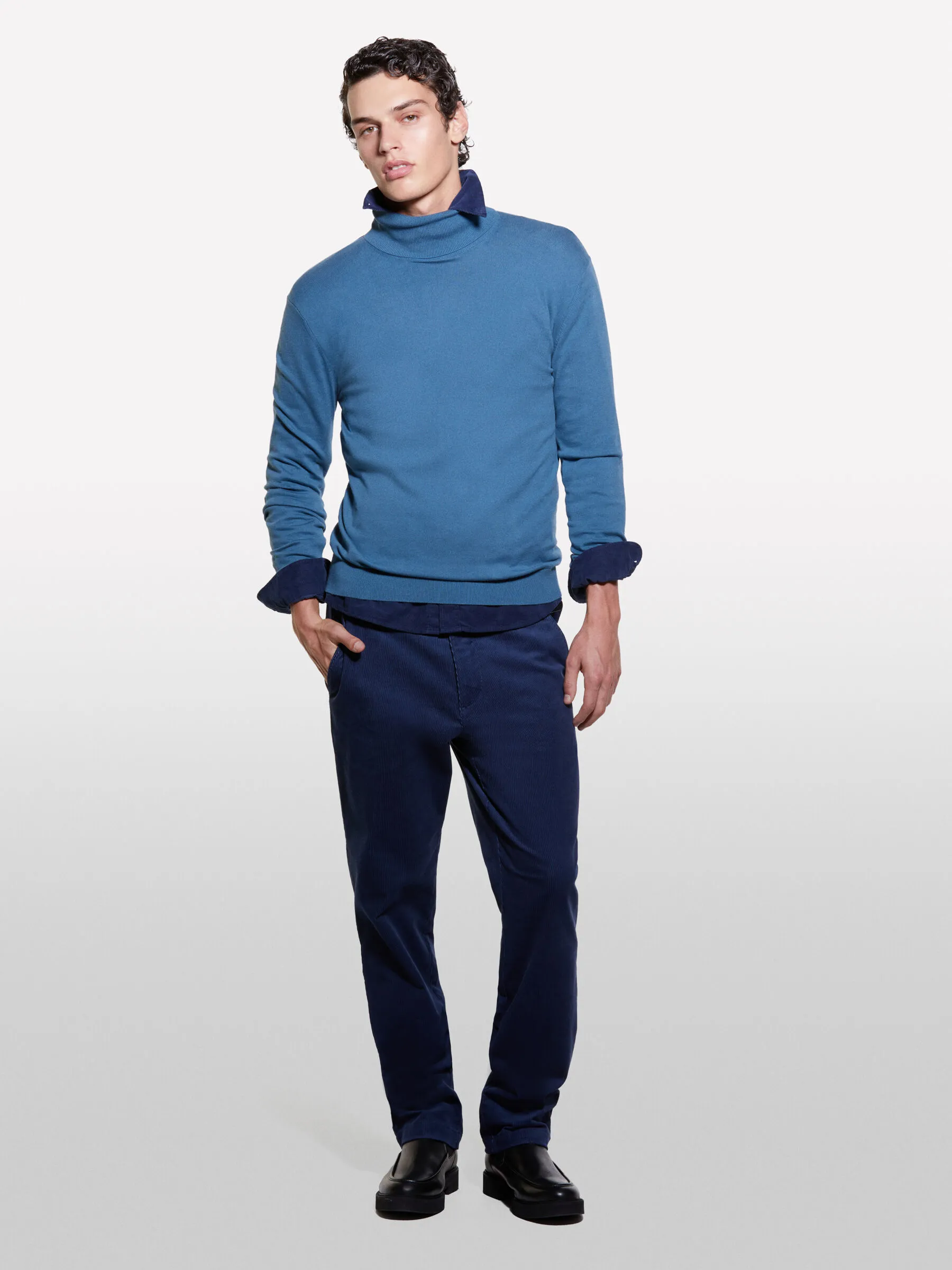 Maglia blu con collo alto