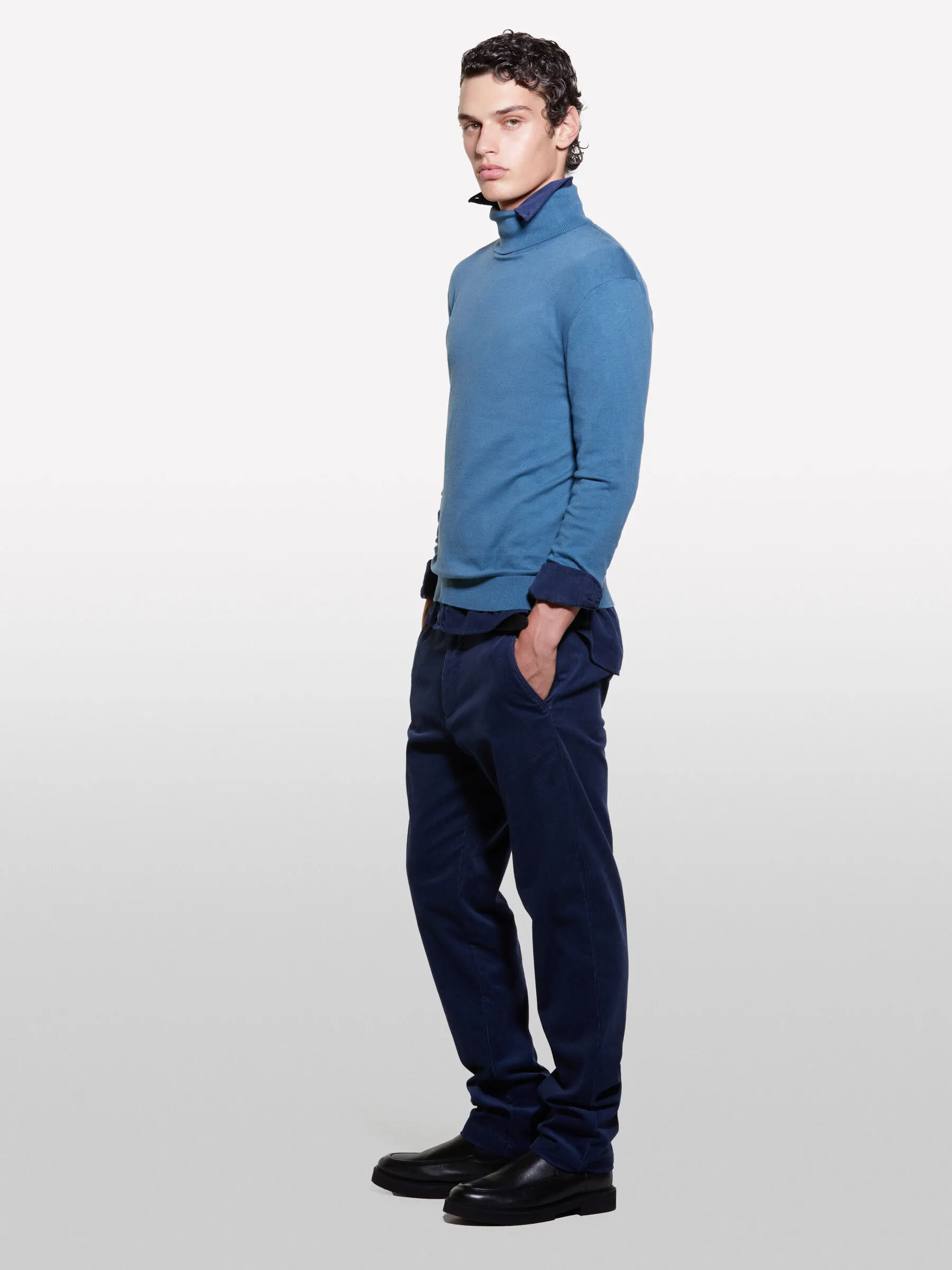 Maglia blu con collo alto