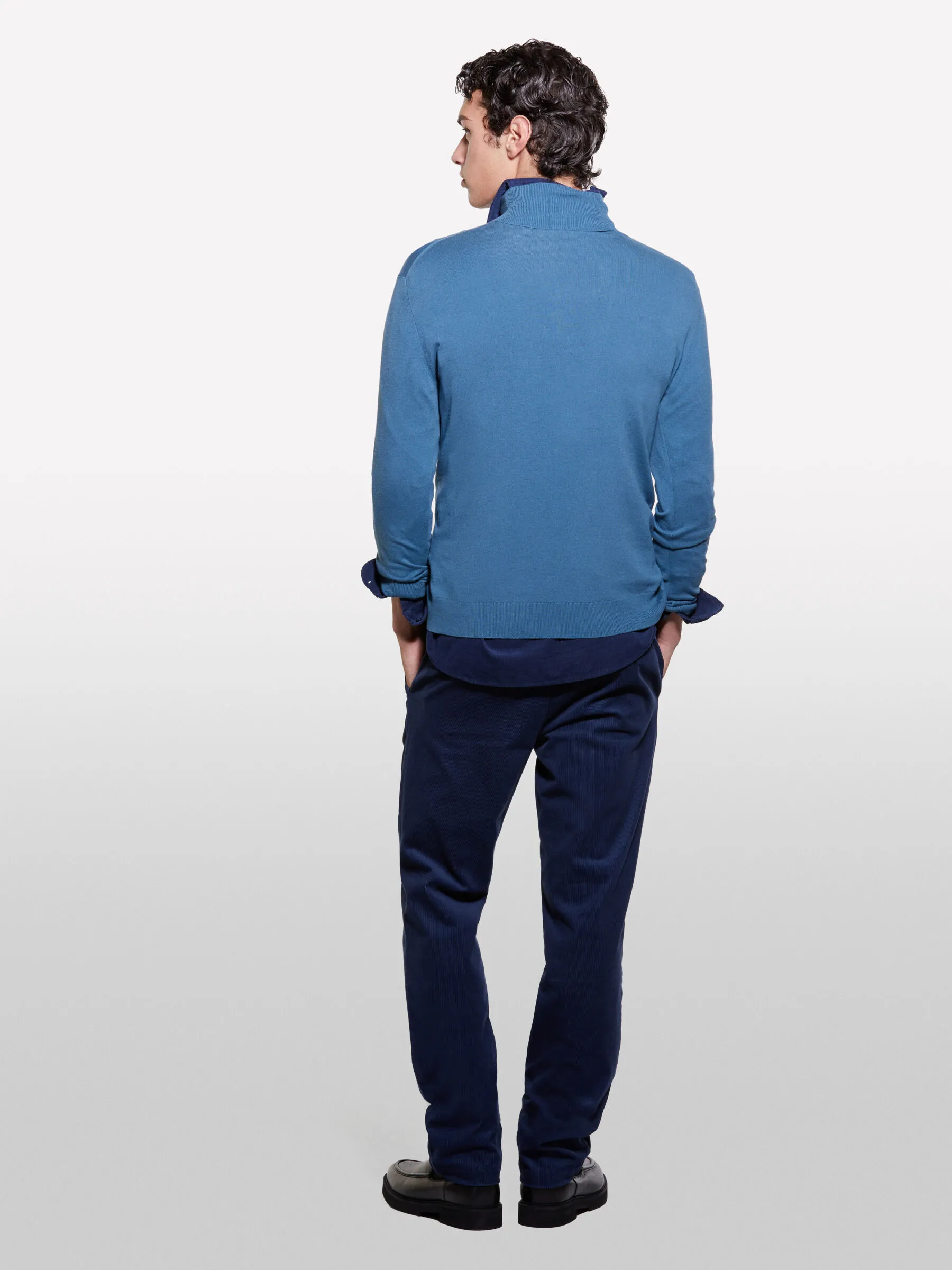 Maglia blu con collo alto