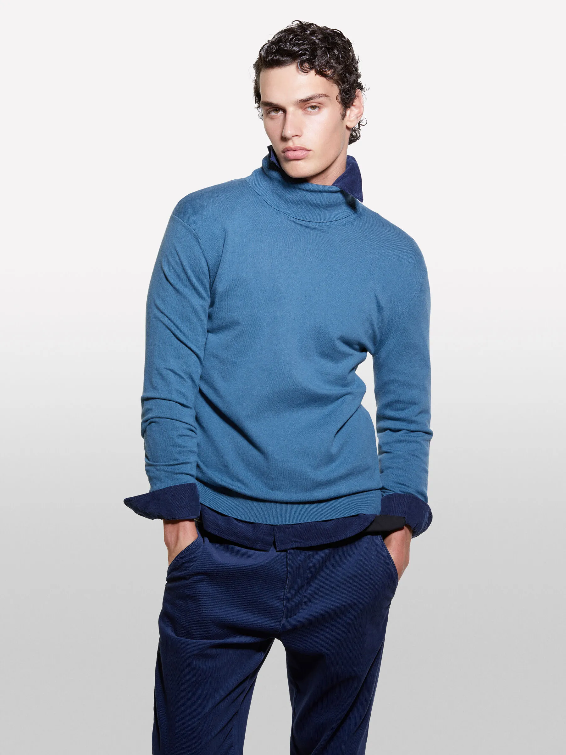 Maglia blu con collo alto