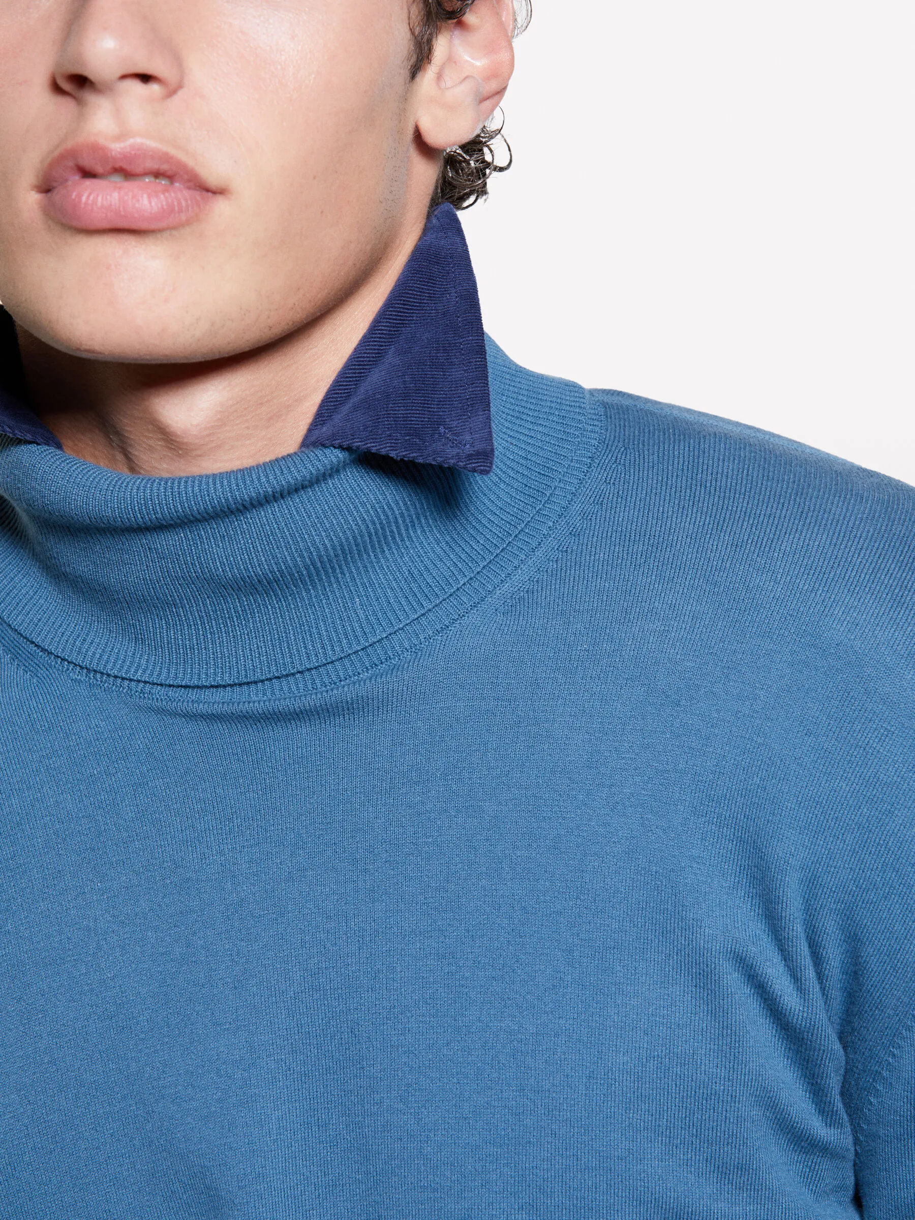 Maglia blu con collo alto