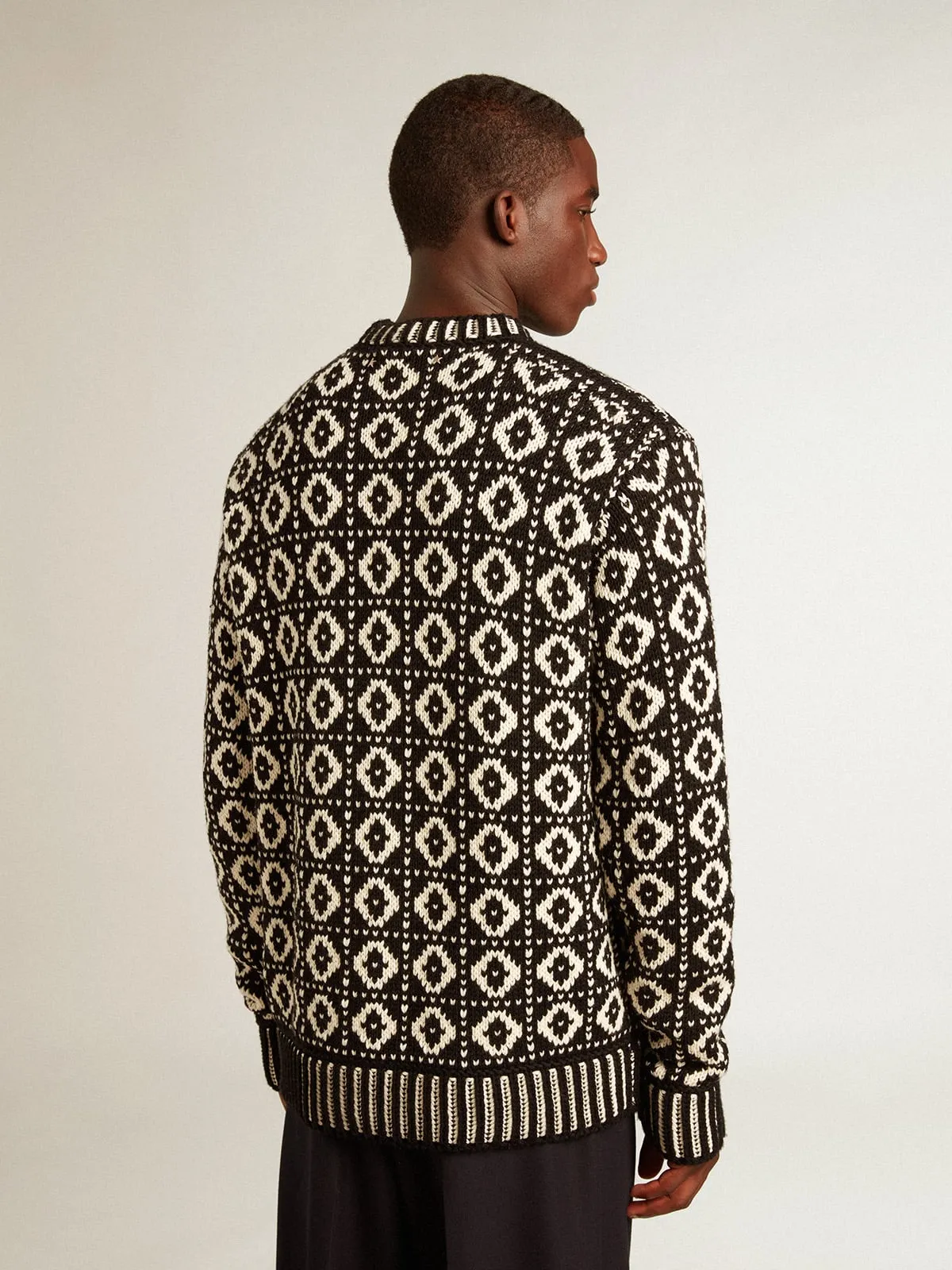 Maglione girocollo a motivi geometrici color bianco antico e nero