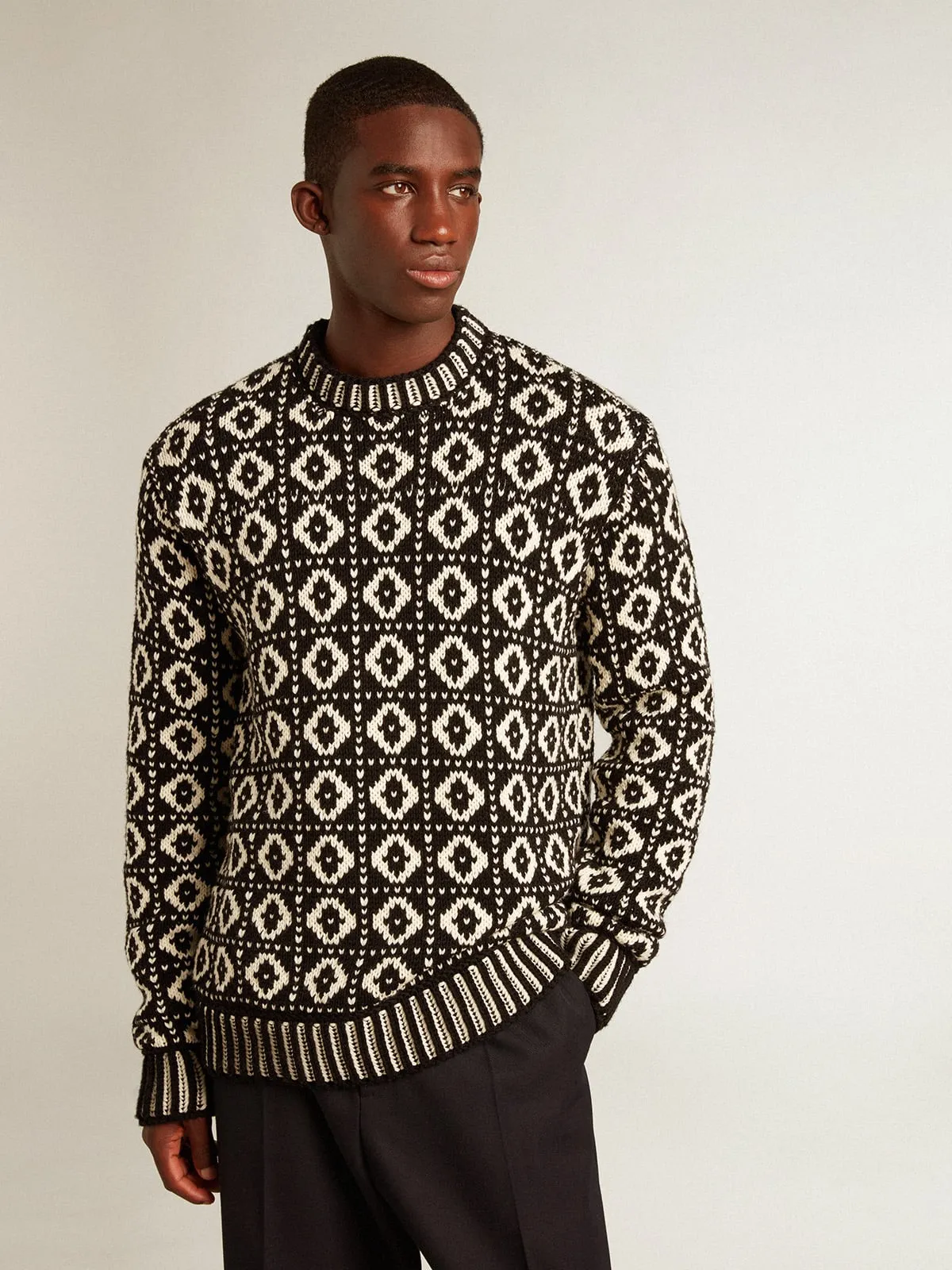 Maglione girocollo a motivi geometrici color bianco antico e nero
