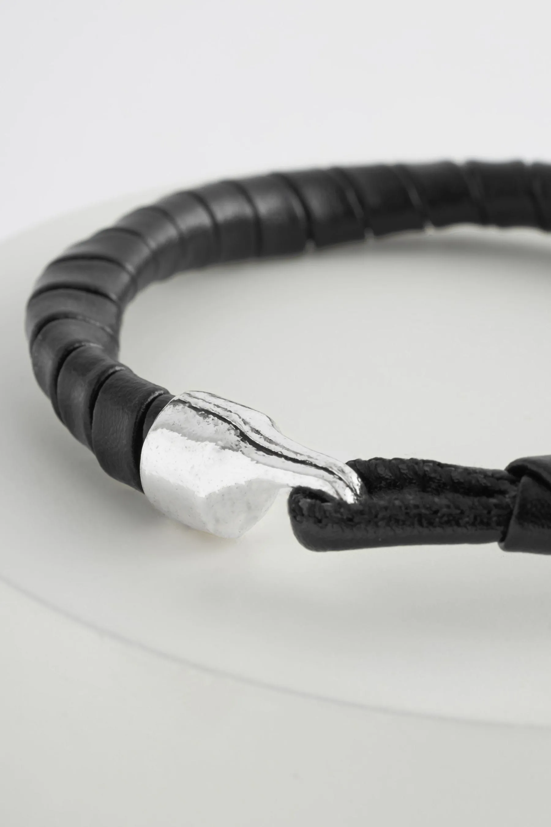 Nero  - Bracciale in pelle con corda
