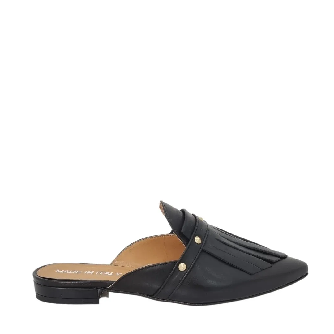 Slippers a punta nere con frange e borchie
