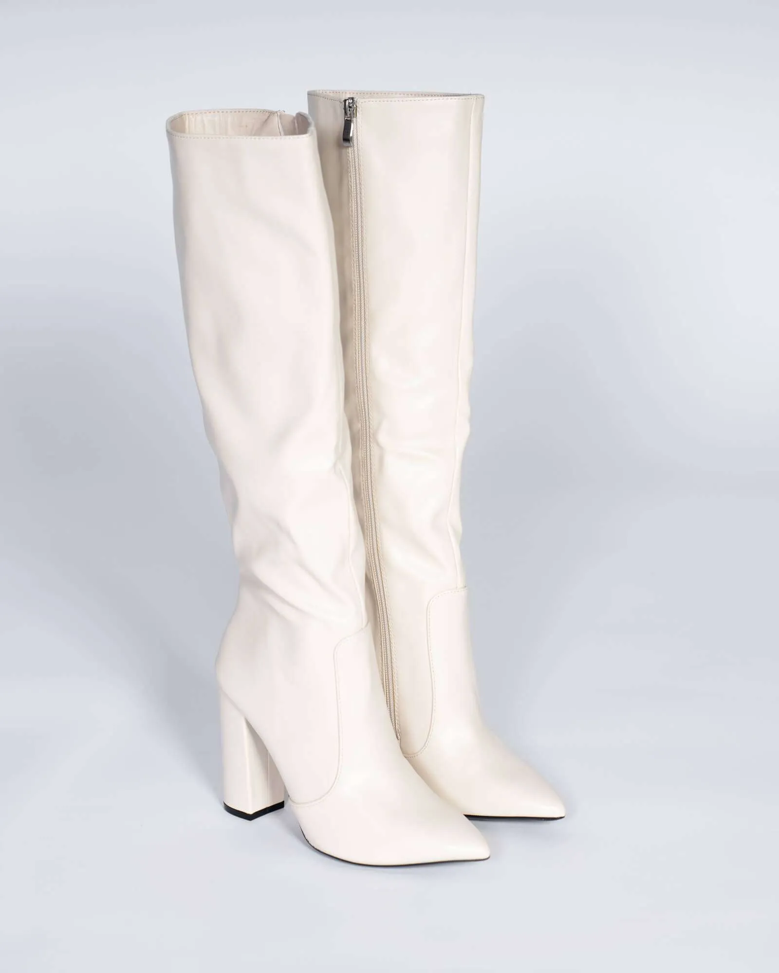Stivale a punta con tacco beige