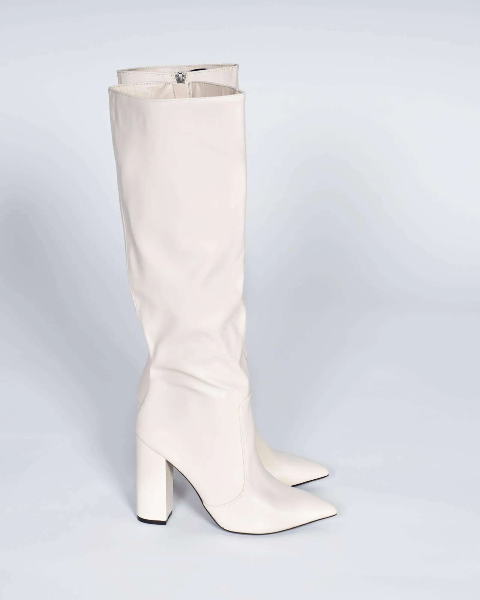 Stivale a punta con tacco beige