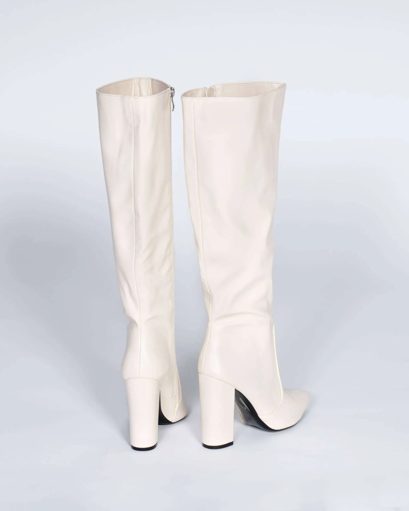 Stivale a punta con tacco beige