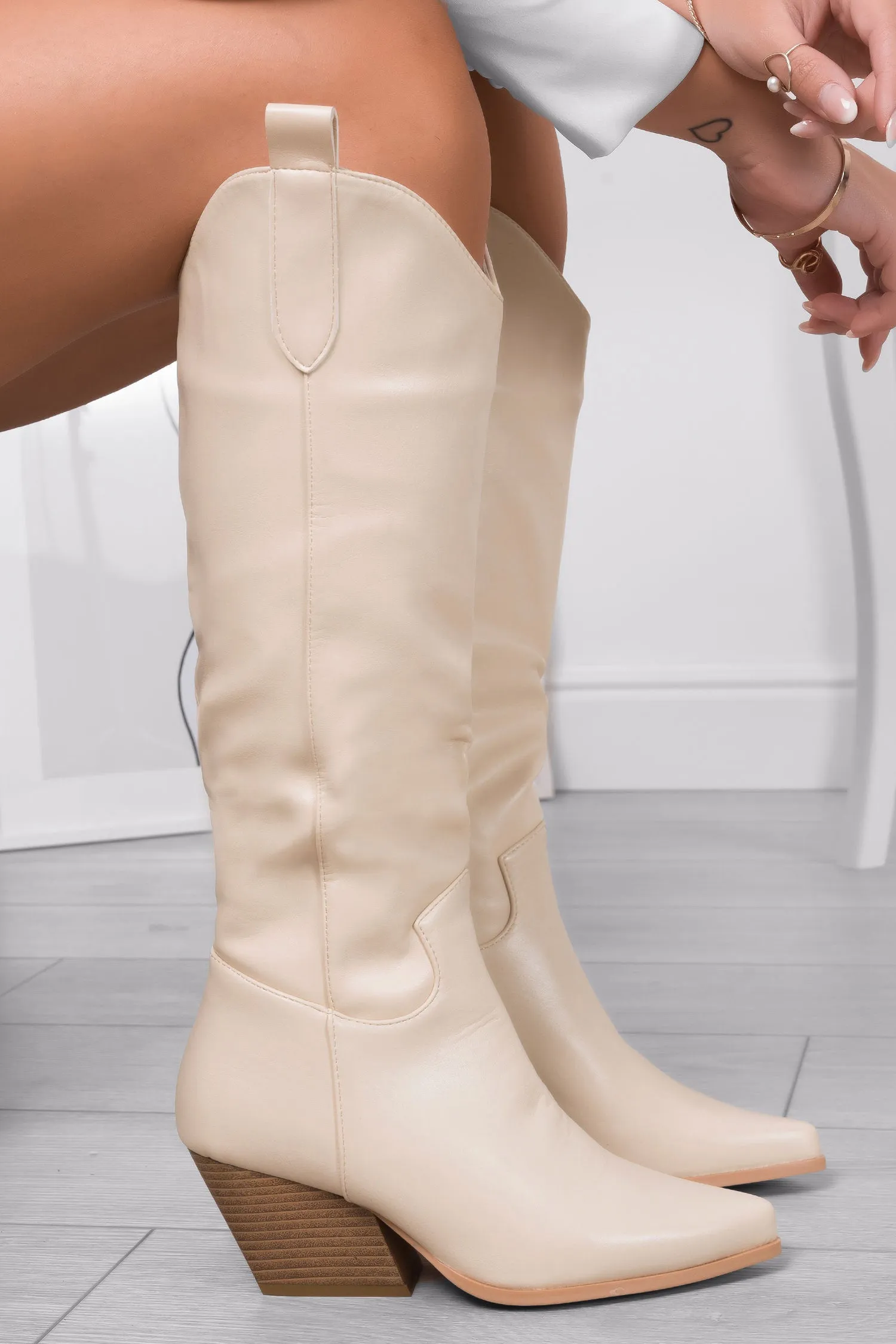 Stivali beige camperos con tacco comodo