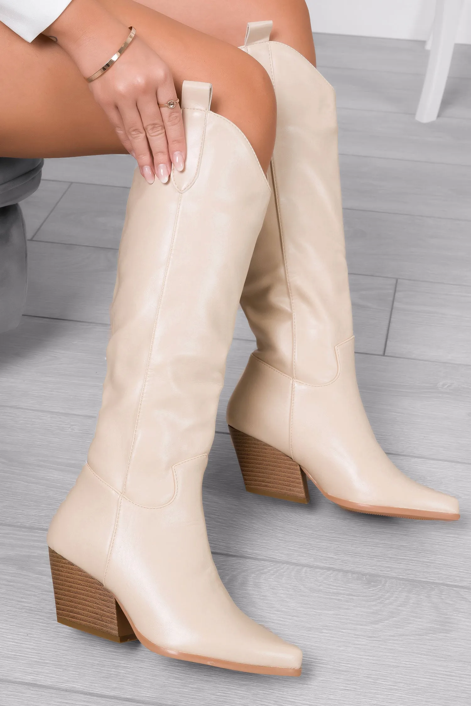 Stivali beige camperos con tacco comodo