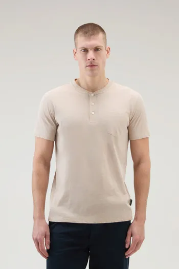 T-shirt Henley in misto cotone e lino                                                                                           