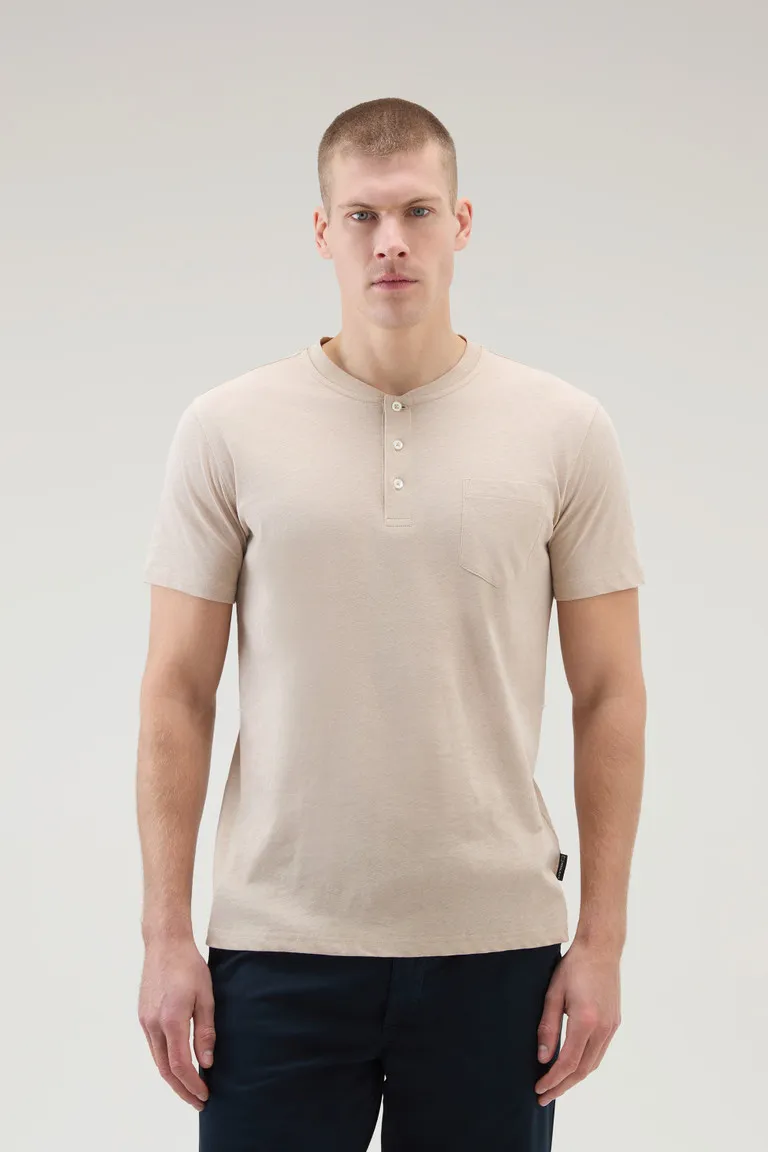 T-shirt Henley in misto cotone e lino                                                                                           