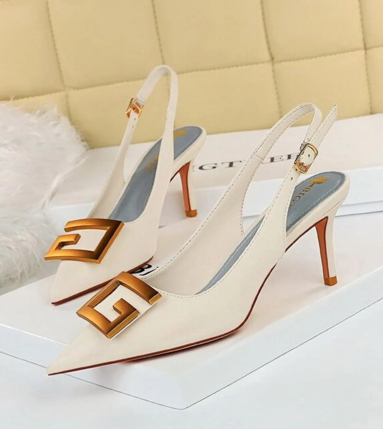 Tacchi alti da donna Fibbia quadrata in metallo Scarpe da donna di marca di moda Décolleté a punta Tacco sottile Scarpe da sposa