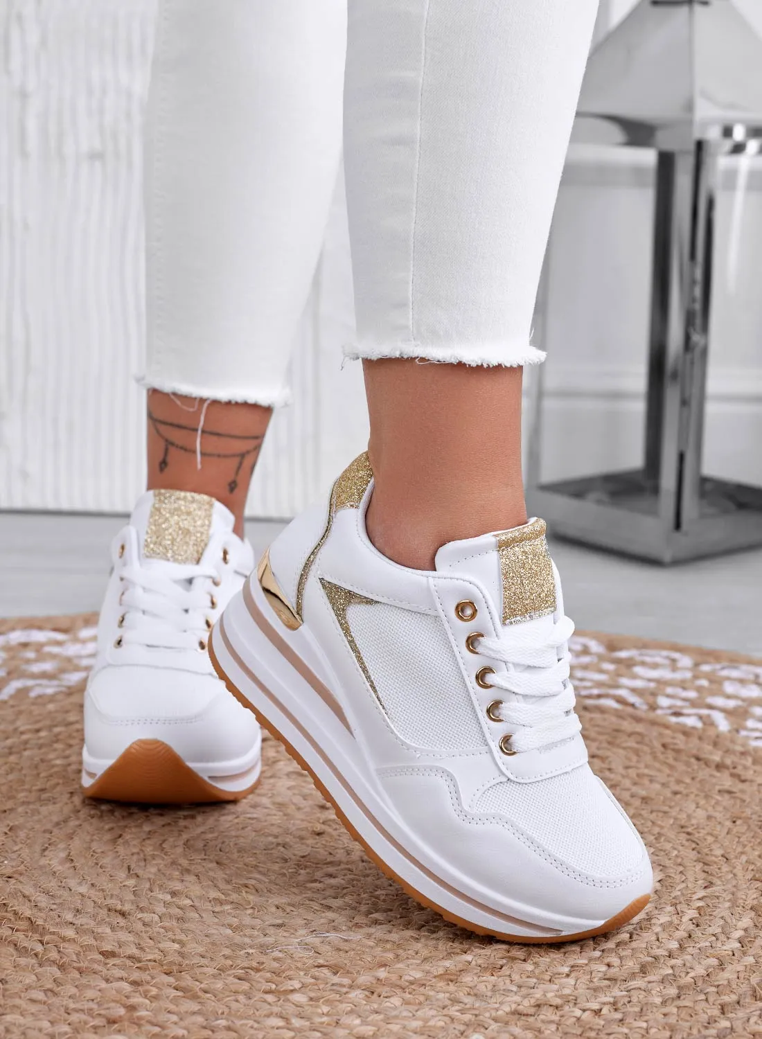 THEA - Sneakers bianche con zeppa e rifiniture oro