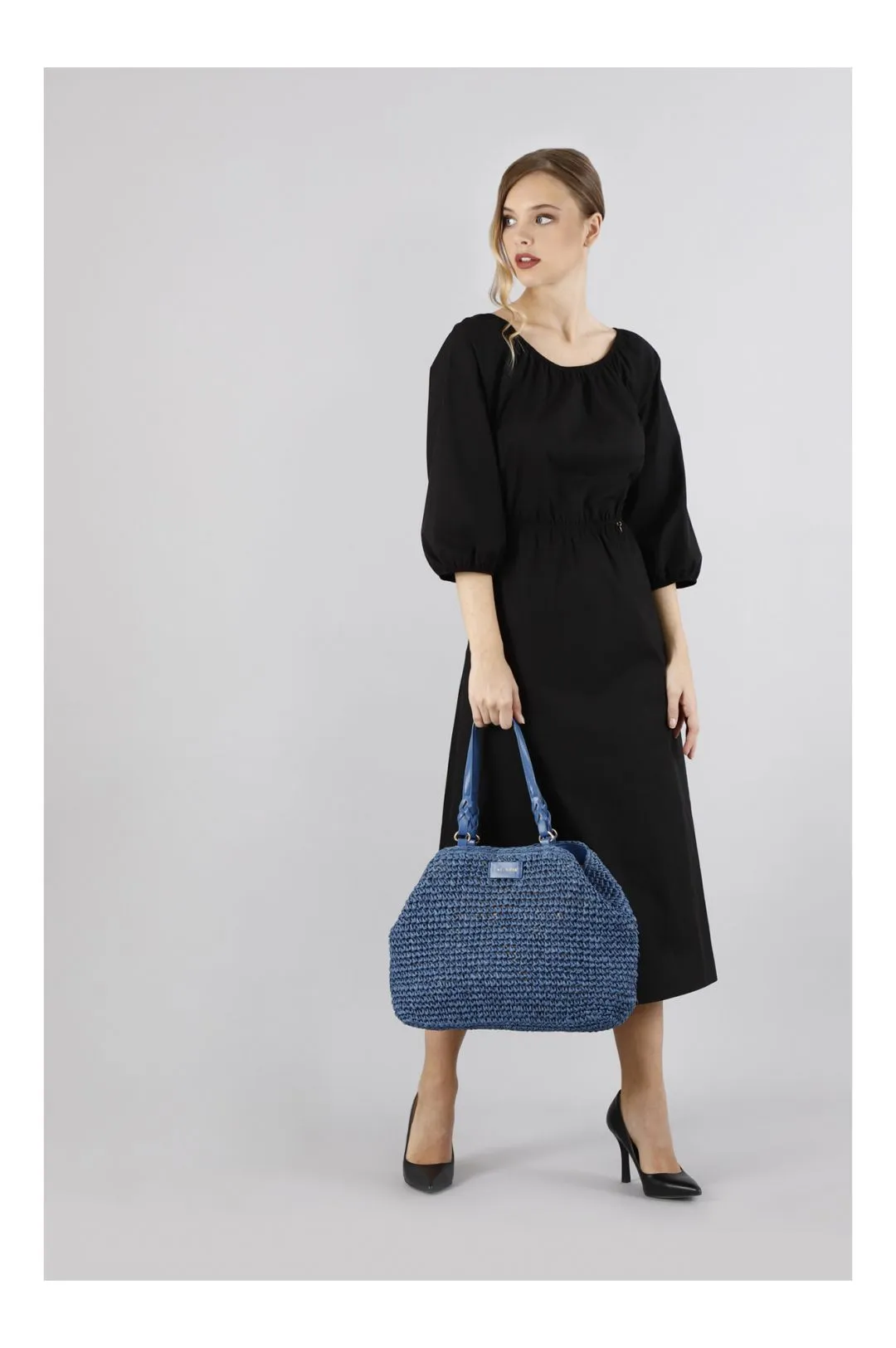 tote a lavorazione crochet con charm colorato a cuore con bordo in rafia blu