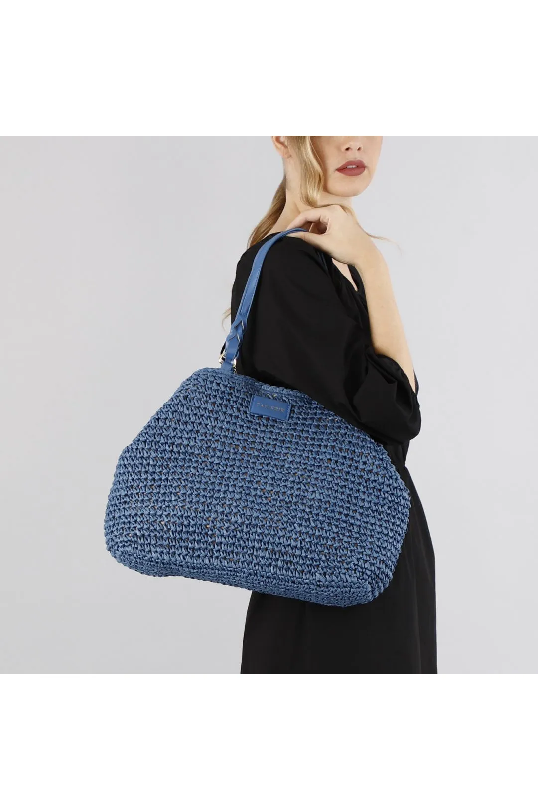 tote a lavorazione crochet con charm colorato a cuore con bordo in rafia blu