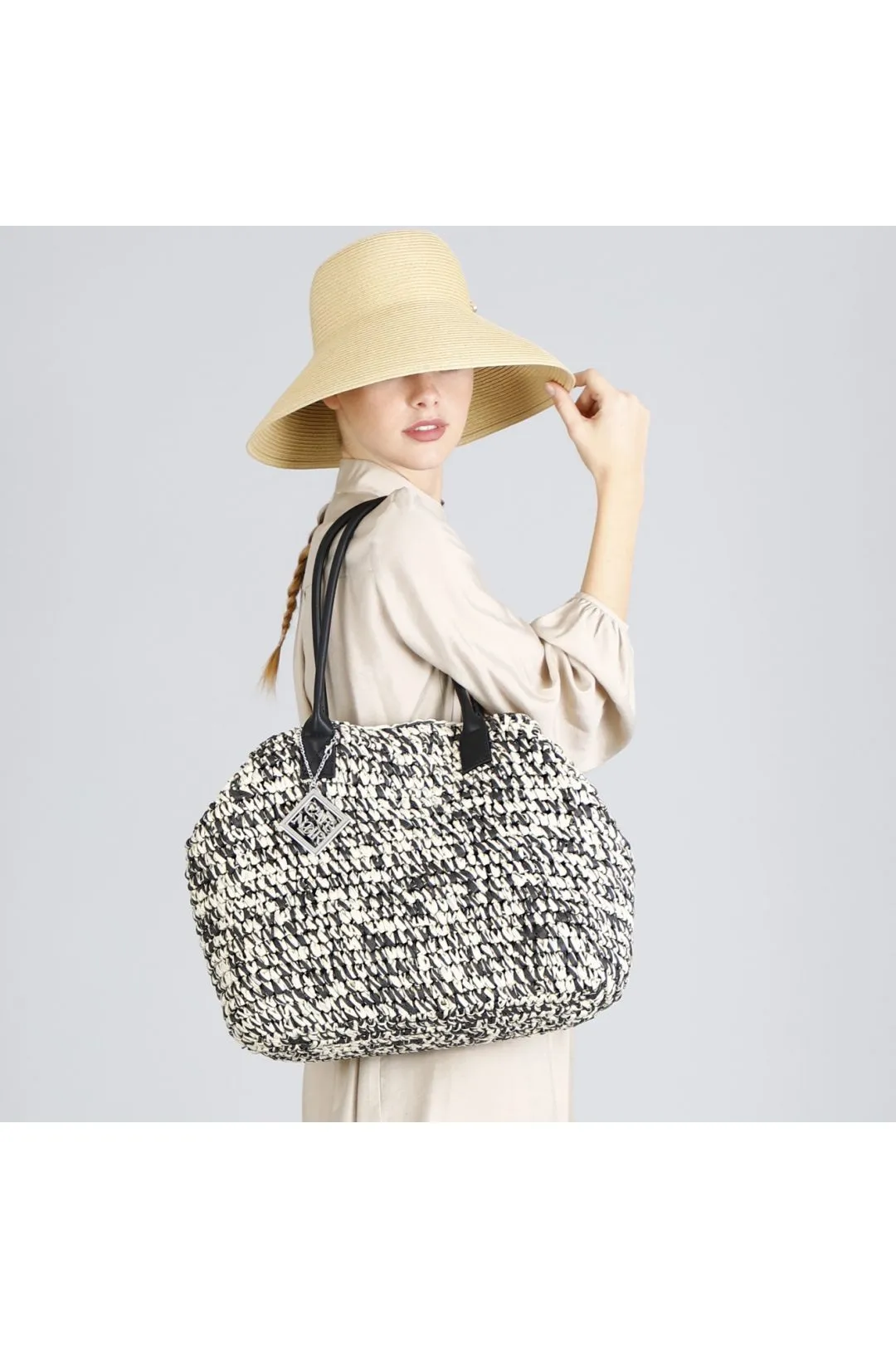 tote bag in crochet di carta bicolore nero